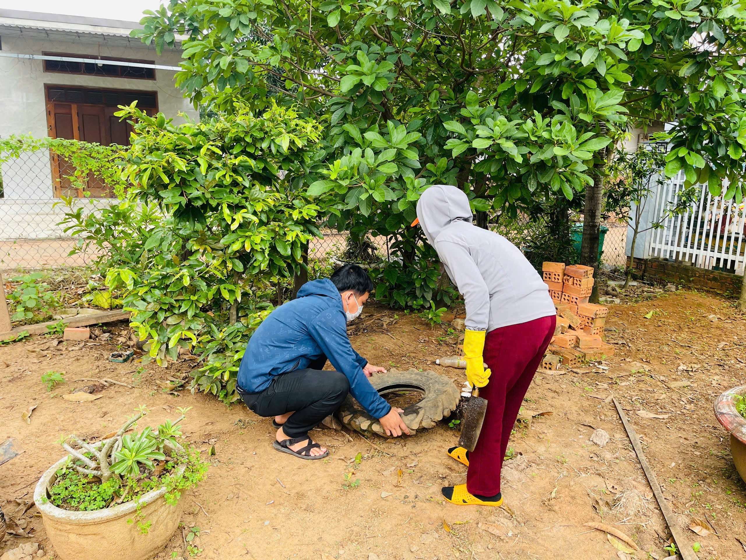 Trạm Y tế xã Ea Bung ra quân vệ sinh môi trường phòng, chống sốt xuất huyết